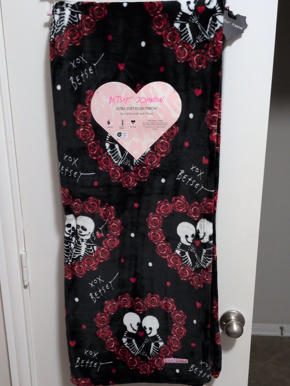 Betsy Johnson Ultra Soft Plush Throw Skeleton Love